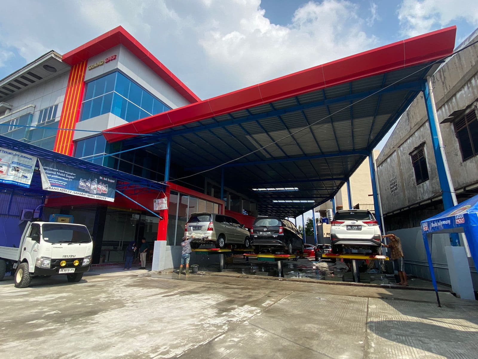 Mobil sport siap dilayani